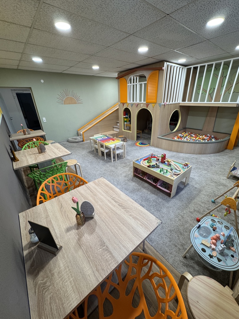 Zauberbaum Familiencafé Eningen – Café & Indoor-Spielplatz - Galeriebild 1
