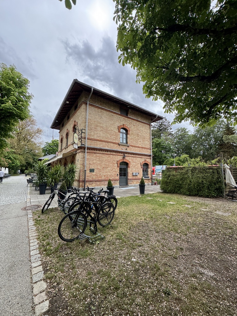 Isartaler Brauhaus Pullach – Essen, Züge & Spielplatz - Galeriebild 1
