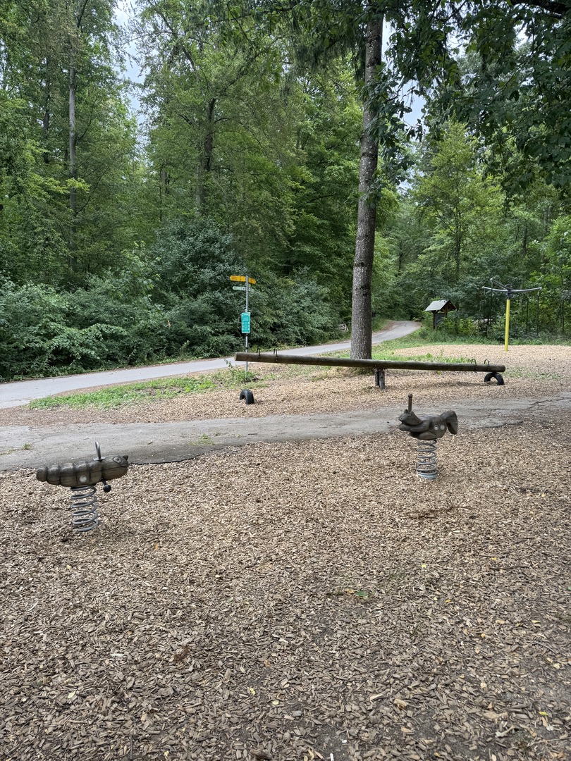 Waldspielplatz Kohlberger Straße Grafenberg – Schattiger Waldspielplatz mit riesigem Holzschiff - Galeriebild 1