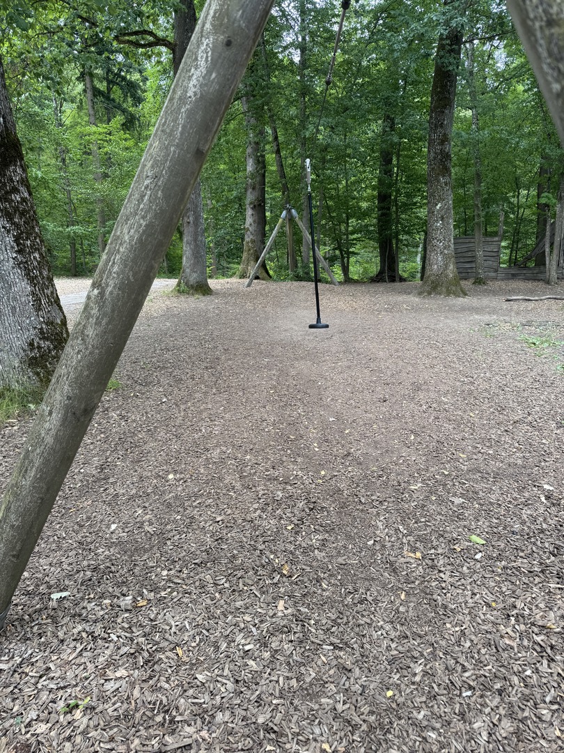 Waldspielplatz Kohlberger Straße Grafenberg – Schattiger Waldspielplatz mit riesigem Holzschiff - Galeriebild 2