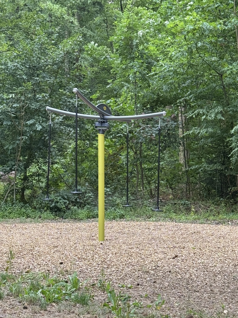 Waldspielplatz Kohlberger Straße Grafenberg – Schattiger Waldspielplatz mit riesigem Holzschiff - Galeriebild 3