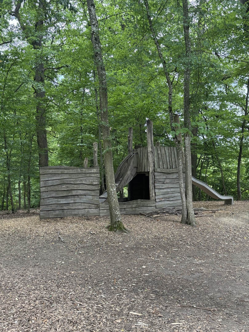 Waldspielplatz Kohlberger Straße Grafenberg – Schattiger Waldspielplatz mit riesigem Holzschiff - Galeriebild 4