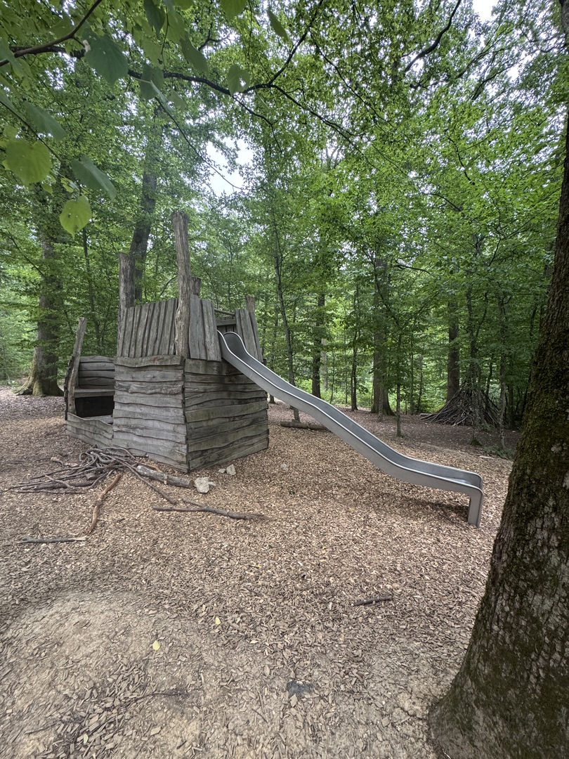 Waldspielplatz Kohlberger Straße Grafenberg – Schattiger Waldspielplatz mit riesigem Holzschiff - Galeriebild 5