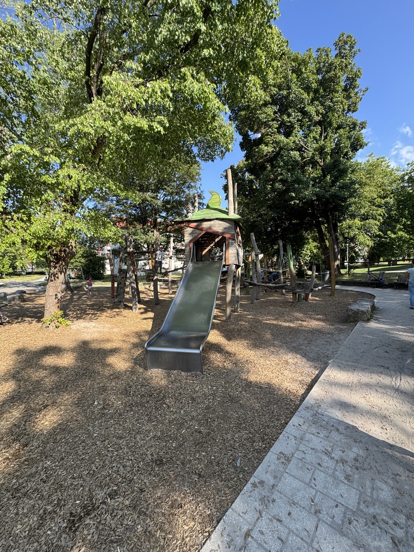 Spielplatz Siriusweg in Dürrlewang – Kletterspaß & Wasserspiel in Stuttgart - Galeriebild 1
