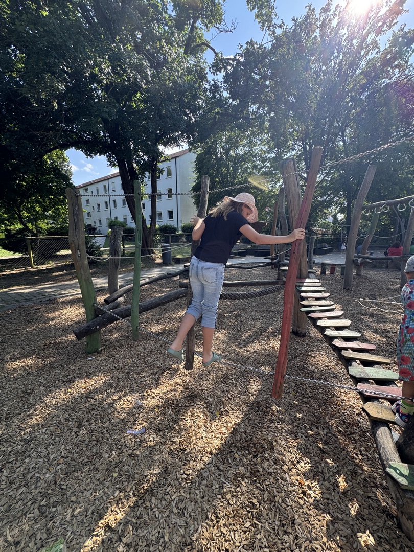 Spielplatz Siriusweg in Dürrlewang – Kletterspaß & Wasserspiel in Stuttgart - Galeriebild 11