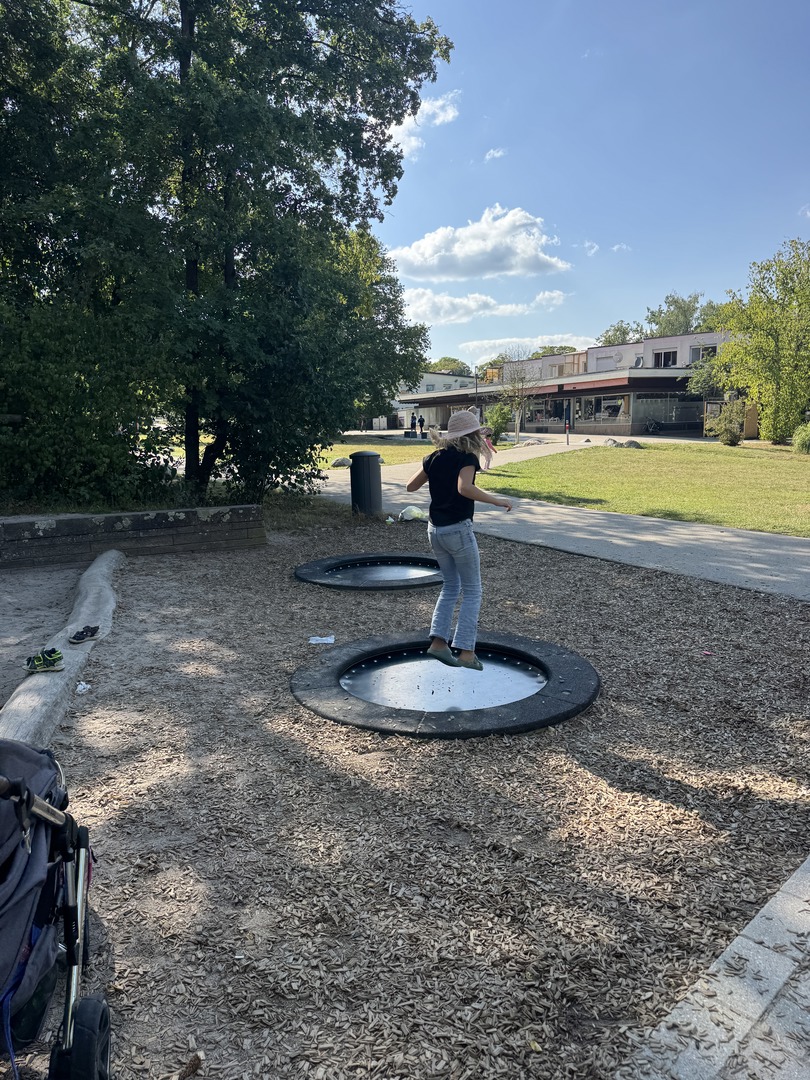 Spielplatz Siriusweg in Dürrlewang – Kletterspaß & Wasserspiel in Stuttgart - Galeriebild 13