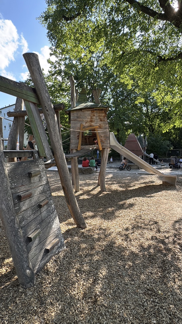 Spielplatz Siriusweg in Dürrlewang – Kletterspaß & Wasserspiel in Stuttgart - Galeriebild 10